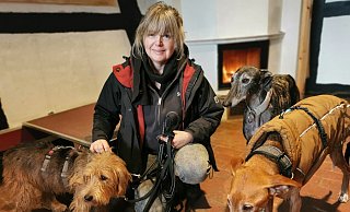 Ehrenamtlich Gassigehen: Jutta Conrad kümmert sich um die Tiere im Franziskushof. Hier mit den Hunden Emil (von links), Enic und Riki. - Sylvia Frevert Ehrenamtlich Gassigehen: Jutta Conrad kümmert sich um die Tiere im Franziskushof. Hier mit den Hunden Emil (von links), Enic und Riki. - Sylvia Frevert