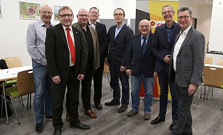 Der neue Vorstand: Thomas Siese (von links) ist Kassenwart, Friedrich Wehmeier Schriftführer. Dennis Jorczick ist wie Frank Keminer neuer zweiter Vorsitzender. Michael Berg verantwortet die Pressearbeit. Vorsitzender Klaus Fiedler freut sich auf den Wahlkampf für den Bürgermeisterkandidaten Axel Meckelmann und den Kandidaten für das Amt des Landrates Jens Gnisa. Foto: Thomas Dohna - Thomas Dohna Der neue Vorstand: Thomas Siese (von links) ist Kassenwart, Friedrich Wehmeier Schriftführer. Dennis Jorczick ist wie Frank Keminer neuer zweiter Vorsitzender. Michael Berg verantwortet die Pressearbeit. Vorsitzender Klaus Fiedler freut sich auf den Wahlkampf für den Bürgermeisterkandidaten Axel Meckelmann und den Kandidaten für das Amt des Landrates Jens Gnisa. Foto: Thomas Dohna - Thomas Dohna