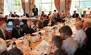Beim Runden Tisch zur künftigen Nutzung der Senne trafen Befürworter und Gegner aufeinander. - FOTO: REINHARD ROHLF