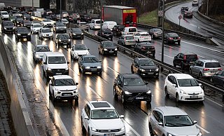 Fahrzeuge stauen sich auf einer Autobahn. - Fabian Sommer/dpa/Symbolbild