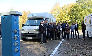 Die Verantwortlichen freuen sich &uuml;ber die neuen Wohnmobilstellpl&auml;tze am Hohenhauser Freibad. - Nadine Uphoff