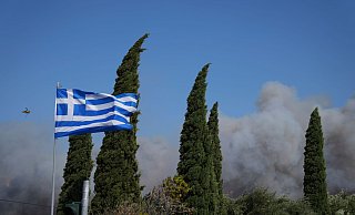 Die Behörden prüfen weiter die Ursachen der Feuer. In einer Ortschaft nahe Athen vermutet der Bürgermeister Brandstiftung. - Thanasis Stavrakis/AP/dpa Die Behörden prüfen weiter die Ursachen der Feuer. In einer Ortschaft nahe Athen vermutet der Bürgermeister Brandstiftung. - Thanasis Stavrakis/AP/dpa