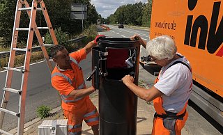 Alsi Ulas und Dirk Kaminski bauen den Blitzer an der Abfahrt Messezentrum auf. - Sven Kienscherf Alsi Ulas und Dirk Kaminski bauen den Blitzer an der Abfahrt Messezentrum auf. - Sven Kienscherf