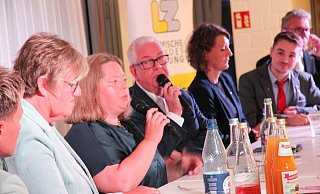 Diskussion mit LZ-Chefredakteur Dirk Baldus (am Mikro). Von links: Andreas Epp (Aufbruch C), Heike Görder (UKTM), Ilka Kottmann (SPD), Dr. Inga Loke (Grüne), Paul Kuhlemann und Meinolf Haase (CDU) - Martin Hostert