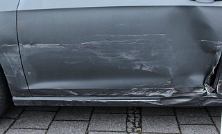 Dieser Kratzer ist bei dem Unfall entstanden. - Polizei Lippe