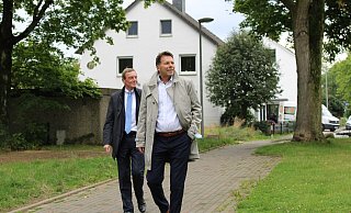 Mitgründer von Pyramis I.E. Michael Hoppenberg (links) und Bürgermeister Frank Hilker beim Spazierganng zwischen den Quartieren „Britensiedlung" und „Breitefeld". - Philipp Kersten