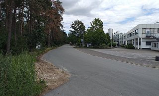Die CDU Augustdorf ist der Meinung, dass es auf dem Nord-West-Ring an der Zufahrt zur Firma Freise gelegentlich zu gefährlichen Situationen durch Rückstau kommt. - CDU Augustdorf