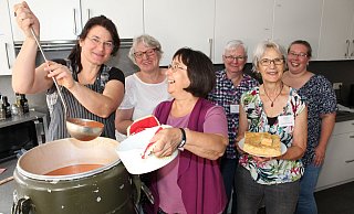 Mit Freude bei der Sache: Nellie Born, Rita Kröker, Margret Schäfer, Susanne Totzek, Gunhild Kroll und Annika Fideleo (von links) gehören zum Helferteam. - Sandra Castrup Mit Freude bei der Sache: Nellie Born, Rita Kröker, Margret Schäfer, Susanne Totzek, Gunhild Kroll und Annika Fideleo (von links) gehören zum Helferteam. - Sandra Castrup