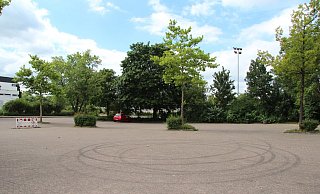 Die Spuren auf dem Parkplatz am Schulzentrum Werreanger könnten von driftenden Autofahrern stammen. Abends treffen sich gerne junge Menschen auf dem Gelände, nutzen aber nicht die Behälter im Hintergrund, um ihren Müll zu entsorgen. - Nadine Uphoff