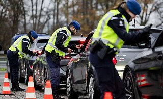 Kritischer Blick in die Autos: Kontrollen an der niederländischen Grenze. - Remko De Waal/ANP/dpa Kritischer Blick in die Autos: Kontrollen an der niederländischen Grenze. - Remko De Waal/ANP/dpa