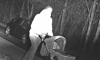 Gl&uuml;ck gehabt! Ein Auto wird geblitzt. Doch just in diesem Moment verdeckt eine Frau mit Kinderwagen das zu schnelle Auto. Wie gesagt - Gl&uuml;ck gehabt. - Foto: ---/Kreispolizeibeh&ouml;rde M&auml;rkischer Kreis/dpa