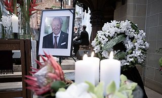 Ein Porträt des verstorbenen Gründers der Björn Steiger Stiftung, Siegfried Steiger, steht bei der Trauerfeier in der Schlosskirche. - Foto: Bernd Weißbrod/dpa Ein Porträt des verstorbenen Gründers der Björn Steiger Stiftung, Siegfried Steiger, steht bei der Trauerfeier in der Schlosskirche. - Foto: Bernd Weißbrod/dpa