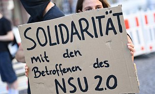 Eine Demonstrantin in Wiesbaden zeigt «Solidarität mit den Betroffenen des NSU 2.0». - Foto: Arne Dedert/dpa