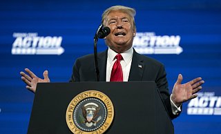 US-Präsident Donald Trump nennt Coronavirus «Kung Flu». - Foto: Evan Vucci/AP/dpa