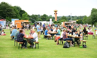 Beim Streetfoodfestival am Schiedersee wird am Sonntag genüsslich geschlemmt. Die Besucher nutzen die Sitzgelegenheiten im Freien. - Nicole Ellerbrake Beim Streetfoodfestival am Schiedersee wird am Sonntag genüsslich geschlemmt. Die Besucher nutzen die Sitzgelegenheiten im Freien. - Nicole Ellerbrake