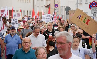Keine Chance, sich zu schützen: Bei der Demo gegen Rechts in Lage war das Tragen einer Mund-Nase-Bedeckung wegen des Vermummungsverbotes ausdrücklich untersagt. - Thomas Krügler