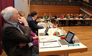 Bürgermeister Frank Hilker (Dritter von links) führt durch die Ratssitzung in der Stadthalle. Neben ihm sitzen seine Stellvertreter, hinten ist die SPD-Fraktion zu sehen. - Jana Beckmann