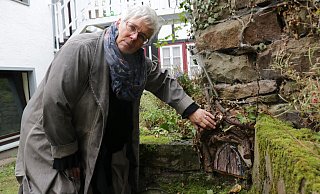 Marion Weber ist enttäuscht. Nur noch zwei ihrer Zwölf Märchentüren sind unversehrt. Der Rest wurde mutwillig zerstört und gestohlen. - Till Sadlowski