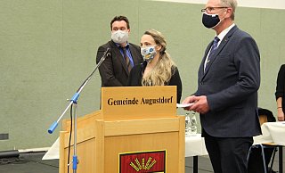 Als erster stellvertretender Bürgermeister in Augustdorf wird Gottfried Dennebier (CDU) und als zweite stellvertretende Bürgermeisterin Katrin Freiberger (SPD) vereidigt. - Nadine Uphoff