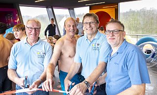 Stadtwerke-Aufsichtsratsvorsitzender Harald Matz, Bürgermeister Rainer Heller, Stadtwerke-Geschäftsführer Jörg Karlikowski und Aqualip-Badleiter Thomas Rohe (von links) weihten die neue Rutsche offiziell ein. - Laurenz Tegethoff Stadtwerke-Aufsichtsratsvorsitzender Harald Matz, Bürgermeister Rainer Heller, Stadtwerke-Geschäftsführer Jörg Karlikowski und Aqualip-Badleiter Thomas Rohe (von links) weihten die neue Rutsche offiziell ein. - Laurenz Tegethoff