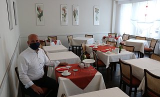 Michael Sasse, Inhaber des Kurpark-Hauses und Vorsitzender des Salzufler Vereins "Kur- und Touristik", sitzt in seinem Frühstücksraum. Damit die Abstandsregeln gewahrt werden, werden nicht alle Tische eingedeckt, statt Buffet gibt es Etagères am Tisch. - Alexandra Schaller Michael Sasse, Inhaber des Kurpark-Hauses und Vorsitzender des Salzufler Vereins "Kur- und Touristik", sitzt in seinem Frühstücksraum. Damit die Abstandsregeln gewahrt werden, werden nicht alle Tische eingedeckt, statt Buffet gibt es Etagères am Tisch. - Alexandra Schaller