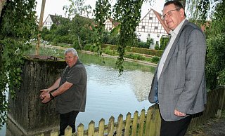 Sind fassungslos angesichts des dreisten Diebstahls am Alverdisser Torteich: Manfred Köller (links, Abteilung Abwasser der Stadt Barntrup) und Steffen Schenk (Bauamtsleiter) zeigen, wo die Teichpumpe entwendet wurde. - Sylvia Frevert(LZ) Sind fassungslos angesichts des dreisten Diebstahls am Alverdisser Torteich: Manfred Köller (links, Abteilung Abwasser der Stadt Barntrup) und Steffen Schenk (Bauamtsleiter) zeigen, wo die Teichpumpe entwendet wurde. - Sylvia Frevert(LZ)