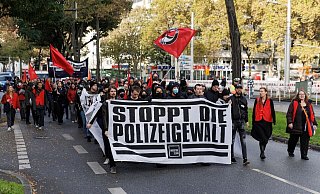 Gedenkzug durch die Mannheimer Innenstadt für den Mann, der im Mai nach einem Polizeieinsatz gestorben ist. - Julian Rettig/dpa Gedenkzug durch die Mannheimer Innenstadt für den Mann, der im Mai nach einem Polizeieinsatz gestorben ist. - Julian Rettig/dpa