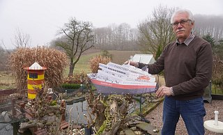 Dietmar Albrecht verbringt gerne Zeit in seinem heimischen Garten. Ebenso gehört das Reisen zu seinen Leidenschaften. Besonders die Schiffsreisen durch Norwegen sind ihm in bester Erinnerung geblieben. Die MS Richard With, die er als Pappmodell hat, erinnert ihn an die schönen Erlebnisse an Bord. - Michaela Weiße