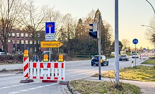 Nicht alle Autofahrer halten sich an die ausgeschilderte Umleitung. Manch einer nutzt die Nebenstraßen kurz vor der Baustelle als vermeintliche Abkürzung. - Raphael Bartling Nicht alle Autofahrer halten sich an die ausgeschilderte Umleitung. Manch einer nutzt die Nebenstraßen kurz vor der Baustelle als vermeintliche Abkürzung. - Raphael Bartling