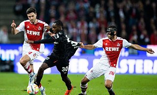 Kölns Jonas Hector (l) und Ellyes Skhiri (r) und Leverkusens Jeremie Frimpong versuchen an den Ball zu kommen. - Rolf Vennenbernd/dpa Kölns Jonas Hector (l) und Ellyes Skhiri (r) und Leverkusens Jeremie Frimpong versuchen an den Ball zu kommen. - Rolf Vennenbernd/dpa