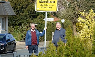 Vieles läuft 1a: Manfred Korf (links) und Willi Düwel am Ortsschild. - Axel Bürger Vieles läuft 1a: Manfred Korf (links) und Willi Düwel am Ortsschild. - Axel Bürger