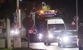 Einsatzkr&auml;fte der Polizei sichern die Probefahrt eines leeren Castor-Beh&auml;lters. - David Young/dpa