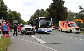 An der Kreuzung der Detmolder Straße mit Nessenberg zwischen Schieder und Wöbbel ist ein Citroen in einen Schulbus gekracht. Die Fahrerin des Wagens und drei Grundschulkinder wurden verletzt. - Seda Hagemann