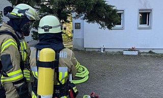 Der Sicherheitstrupp beim Brand eines Anbaus in der Straße "In der Holle". - Feuerwehr Lage