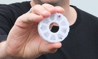 Das kleine wie runde Teil hei&szlig;t &bdquo;Spacer": Produziert wird es in Hohenhausen in der Firma von Jens Strate. - Axel B&uuml;rger
