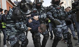 Polizisten nehmen einen Demonstranten am Rande eines Protestes f&uuml;r faire und freie Wahlen fest. - Foto: AP