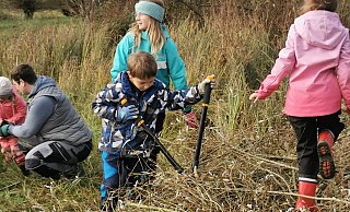 Kilian (Mitte mit Astschere) und die anderen Kinder der Naturerlebnis AG des NABU Dörentrup und des Heimatvereins Barntrup haben Spaß beim Kopfweiden-Schneiden in Humfeld. - Sylvia Frevert Kilian (Mitte mit Astschere) und die anderen Kinder der Naturerlebnis AG des NABU Dörentrup und des Heimatvereins Barntrup haben Spaß beim Kopfweiden-Schneiden in Humfeld. - Sylvia Frevert