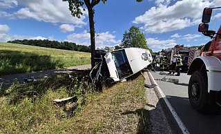 Der Kleinbus ist auf der Lütter Straße gegen einen Baum geprallt. - Freitag-TV