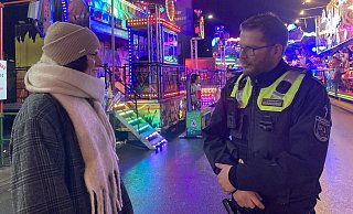 Sebastian Schöps vom Kommunalen Ordnungsdienst unterhält sich mit Andreasmesse-Besucherin Karina Kirst auf dem Kronenplatz. - Cordula Gröne Sebastian Schöps vom Kommunalen Ordnungsdienst unterhält sich mit Andreasmesse-Besucherin Karina Kirst auf dem Kronenplatz. - Cordula Gröne