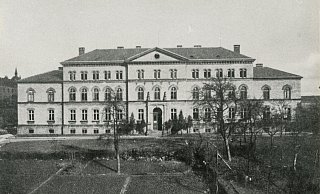 So sah der heutige Altbau des Grabbe-Gymnasiums im Jahr 1925 aus. Damals war dort noch das Landes-Lehrer-Seminar beheimatet. - Lippische Landesbibliothek Detmold So sah der heutige Altbau des Grabbe-Gymnasiums im Jahr 1925 aus. Damals war dort noch das Landes-Lehrer-Seminar beheimatet. - Lippische Landesbibliothek Detmold