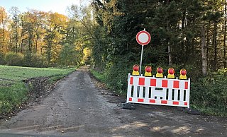 Durchfahrt verboten? Das sieht offensichtlich nicht jeder ein. Sperre und Schild wurden zur Seite gerückt, zuvor wurde die Sperre einfach über den Acker umfahren. - Angelika Schapeler-Richter