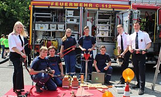 Zeigen, was sie leisten: Mitglieder der Jugendfeuerwehr Detmold-S&uuml;d erkl&auml;ren den Besuchern des Festes in Berlebeck die Arbeit der Feuerwehr. - Joline Heller