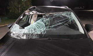 Ein Blick auf die völlig zerstörte Windschutzscheibe des Seats. Nicht auszudenken, wie dieser Unfall im schlimmsten Fall hätte enden können. - Polizei Bielefeld