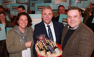 Ein Präsent für den Kandidaten: Bundestagsabgeordnete Kerstin Vieregge und Parteichef Lars Brakhage nehmen einen glücklichen Meinolf Haase in die Mitte. - Martin Hostert