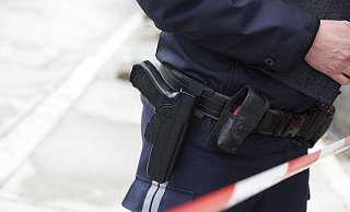 Ein Polizist steht vor der obersteirischen Polizeiinspektion Trieben (Bezirk Liezen). Hier hatte ein Polizist laut Behördenangaben einen Kollegen mit einer Schusswaffe tödlich getroffen. - Erwin Scheriau/APA/dpa Ein Polizist steht vor der obersteirischen Polizeiinspektion Trieben (Bezirk Liezen). Hier hatte ein Polizist laut Behördenangaben einen Kollegen mit einer Schusswaffe tödlich getroffen. - Erwin Scheriau/APA/dpa