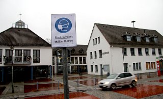 Auf den Maskenpflicht-Schuildern in Augustdorf fehlt der Hinweis "werktags". Das will die Stadt ändern. - Kirsten Fuhrmann