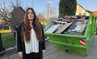 Susanne Semler hilft einer Familie, die bei einem Brand alles verloren hat. Das Haus im Sandkamp wird derzeit ausgeräumt, in der Mulde liegen die verbrannten und zerstörten Sachen. - Astrid Sewing Susanne Semler hilft einer Familie, die bei einem Brand alles verloren hat. Das Haus im Sandkamp wird derzeit ausgeräumt, in der Mulde liegen die verbrannten und zerstörten Sachen. - Astrid Sewing