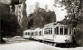 Ein ganz besonderer Anblick: Diese historische Aufnahme zeigt die Straßenbahn an den Externsteinen auf dem Weg nach Detmold. - Sammlung: Herbert Penke Ein ganz besonderer Anblick: Diese historische Aufnahme zeigt die Straßenbahn an den Externsteinen auf dem Weg nach Detmold. - Sammlung: Herbert Penke