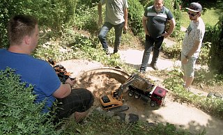 „Baustelle": Im steilen Hanggarten im Nordhagen belädt Jann Hoffmann mit seinem Bagger einen Laster, während Marc Budde sowie Ralf und Jens Hoffmann zusehen (von links). - Wulf Daneyko