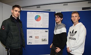 Die Schüler der Jahrgangsstufe 12 (von links) Amon Großpietsch, Emil Mammadov und Leon Lessmann wirken an der Ausstellung anlässlich des Holocaust-Gedenktages mit. - Cordula Gröne